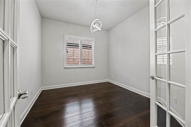 Foto del edificio - Discover luxury and comfort in this stunning 5-bedroom, 4.5-bathroom home with a flowing open flo...