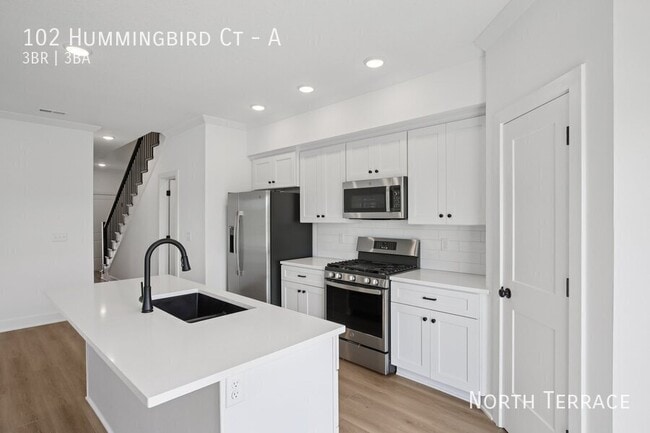 Foto del edificio - 102 Hummingbird Ct