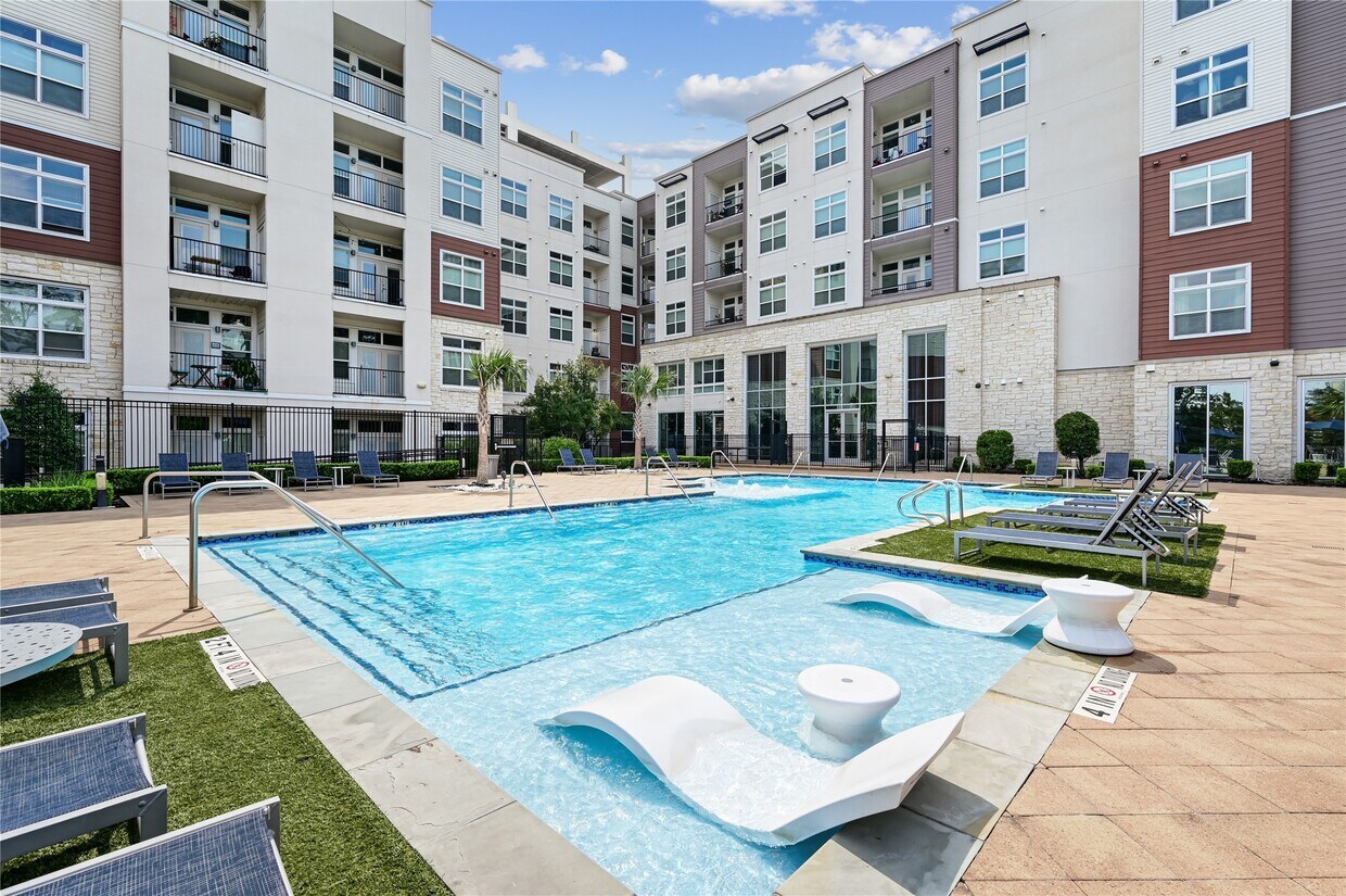 Foto principal - 2411 Fondren Rd