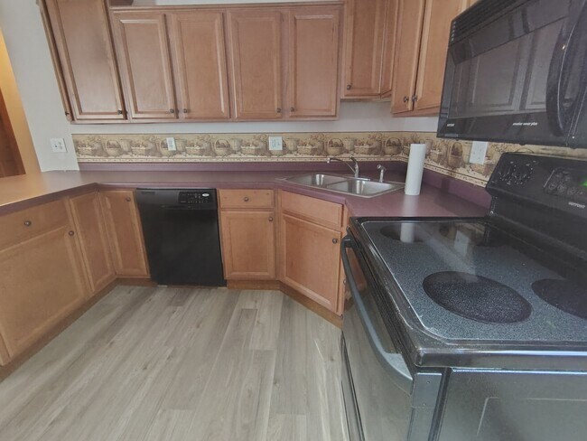 Cocina, vista alternativa - 615 Lake St