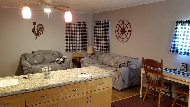 Building Photo - 453 N Flat Rock Rd