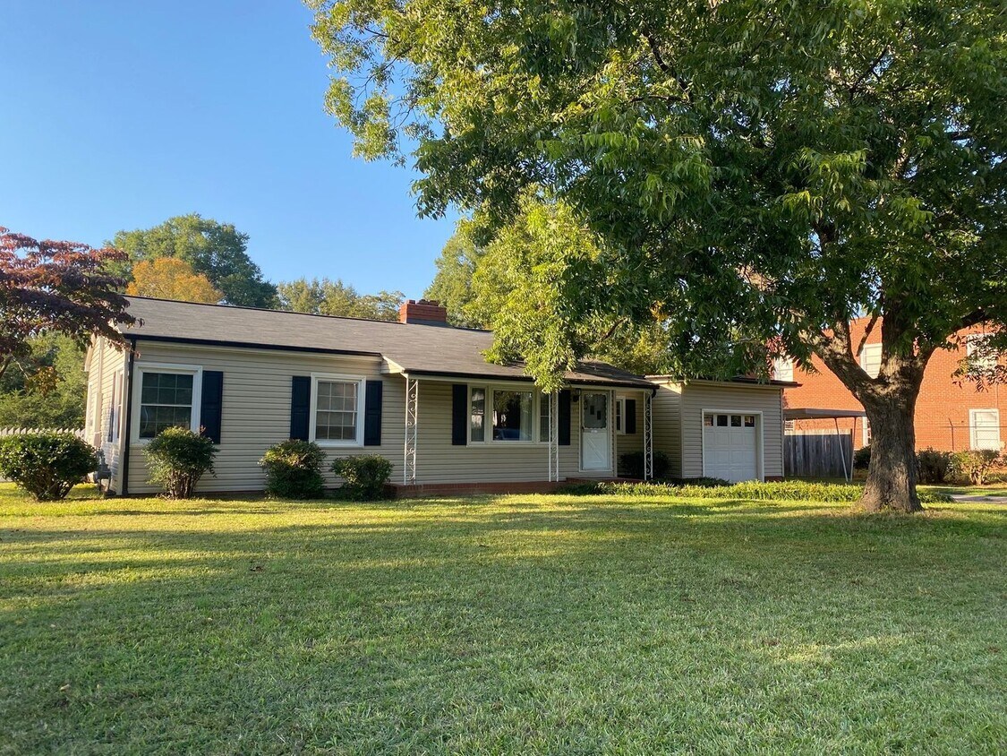 Foto principal - Nice 2 bedroom 1 bathroom home very close ...