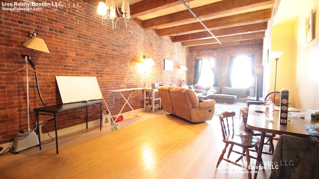 Building Photo - 252 Friend St