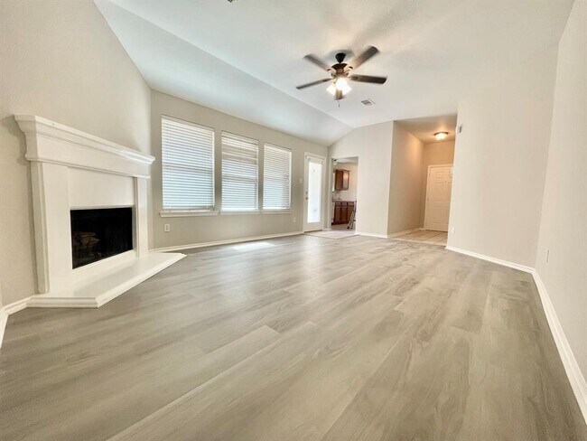 Foto del edificio - 5723 Wandering Creek Dr