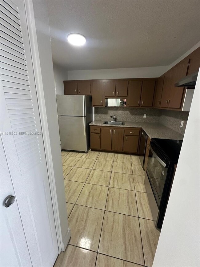 Foto del edificio - 2025 NE 164th St