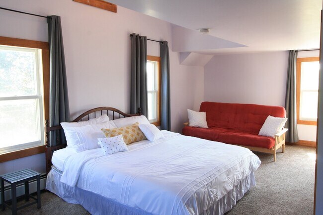 Building Photo - Furnished Two Bedroom House