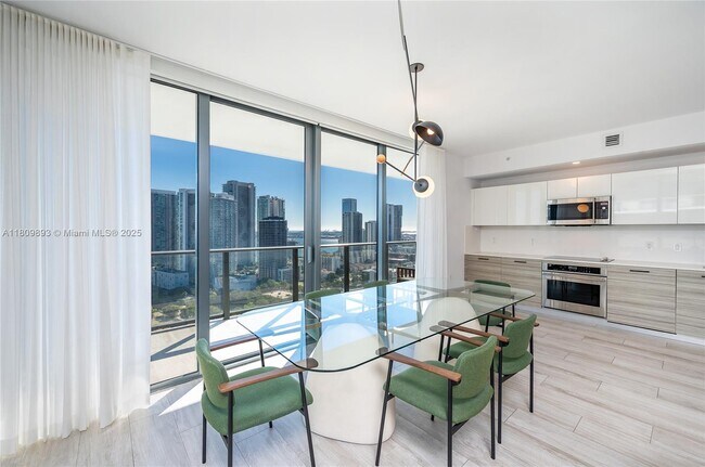 Foto del edificio - 121 NE 34th St