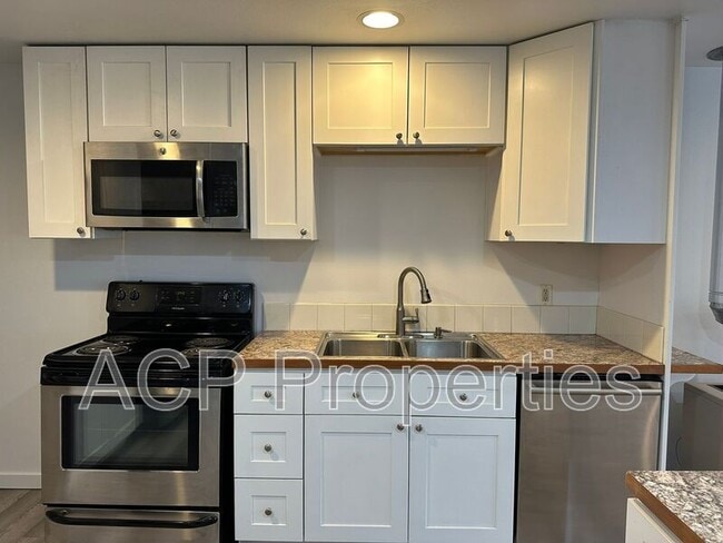 Building Photo - 2475 Yew Street Rd