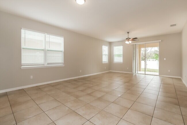 Building Photo - 10616 Scenic Hollow Dr