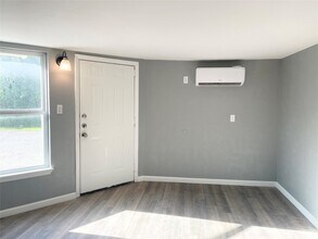 Building Photo - 7515 Bayway Dr Building Photo - 7515 Bayway Dr