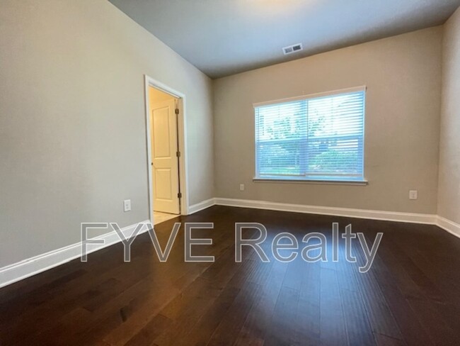 Building Photo - 970 Shelnutt Dr