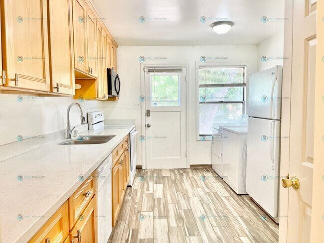 Building Photo - Rent Special:$300 off first months rent!!!...