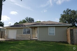 Building Photo - 1711 Court Rd