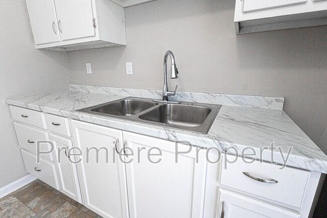 Building Photo - 1301 N Arrowhead Ridge