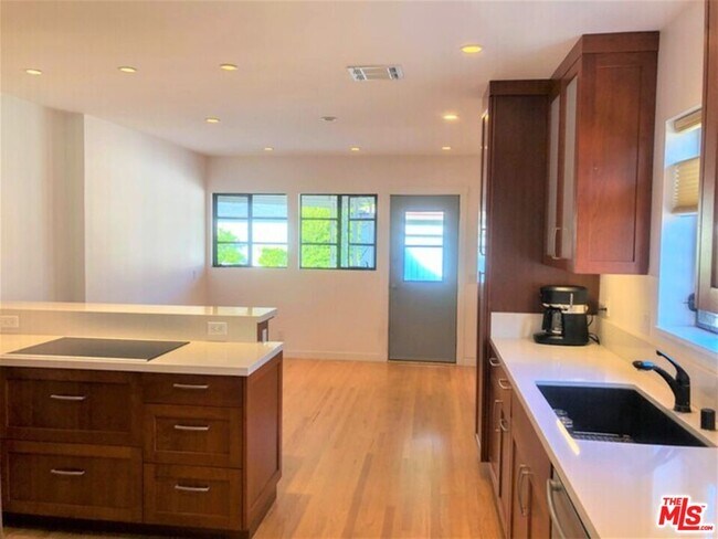 Foto del edificio - 7800 Dunbarton Ave
