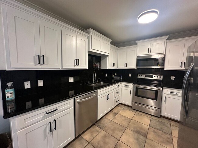 Foto del edificio - 17240 Rennes Dr