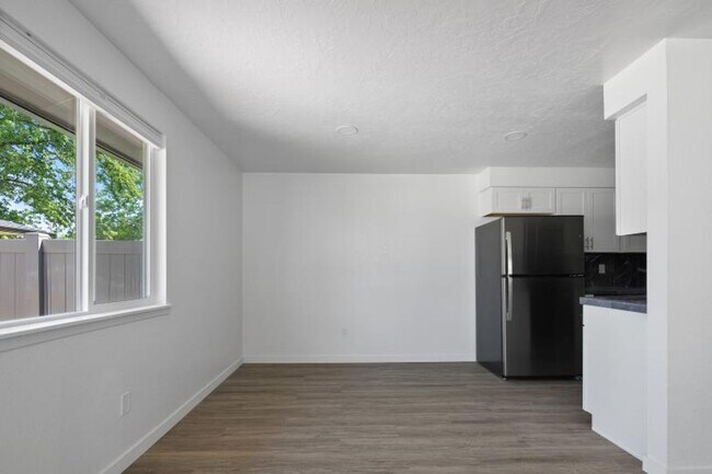 Foto del edificio - Completely Remodeled 3 Bedroom Duplex with...