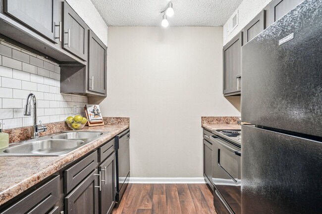 Foto del edificio - The Village at Crestview Apartments