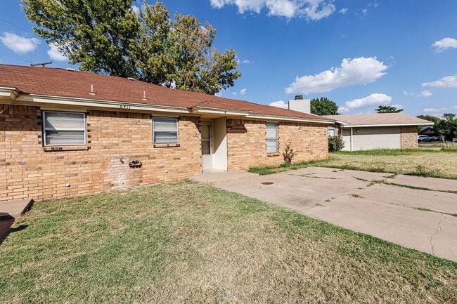 Building Photo - 2 Bedroom Duplex