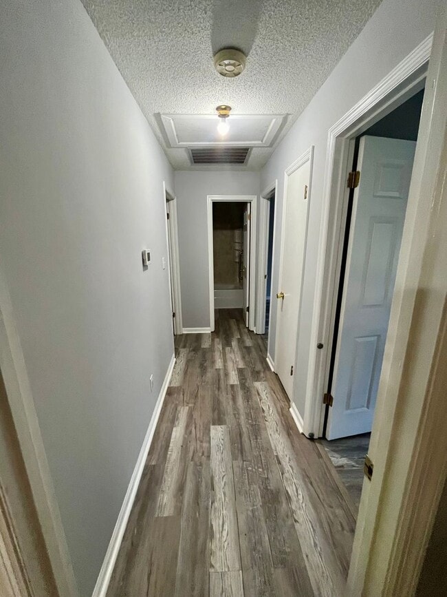 Building Photo - 3 Bed/2 Bath Home