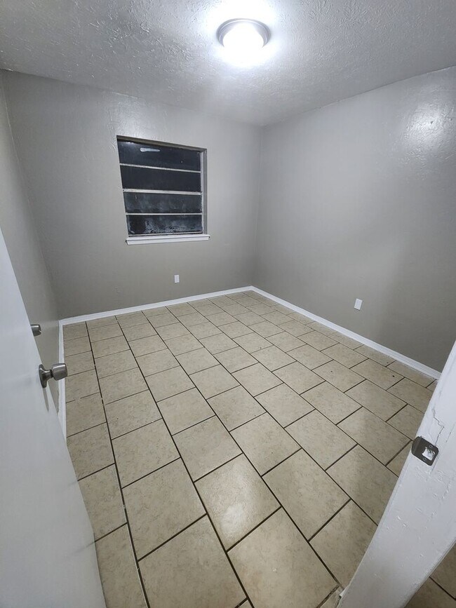 Foto del edificio - 5 Bedroom House Available in OKC