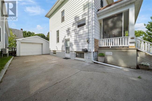 Building Photo - 361 Devine St