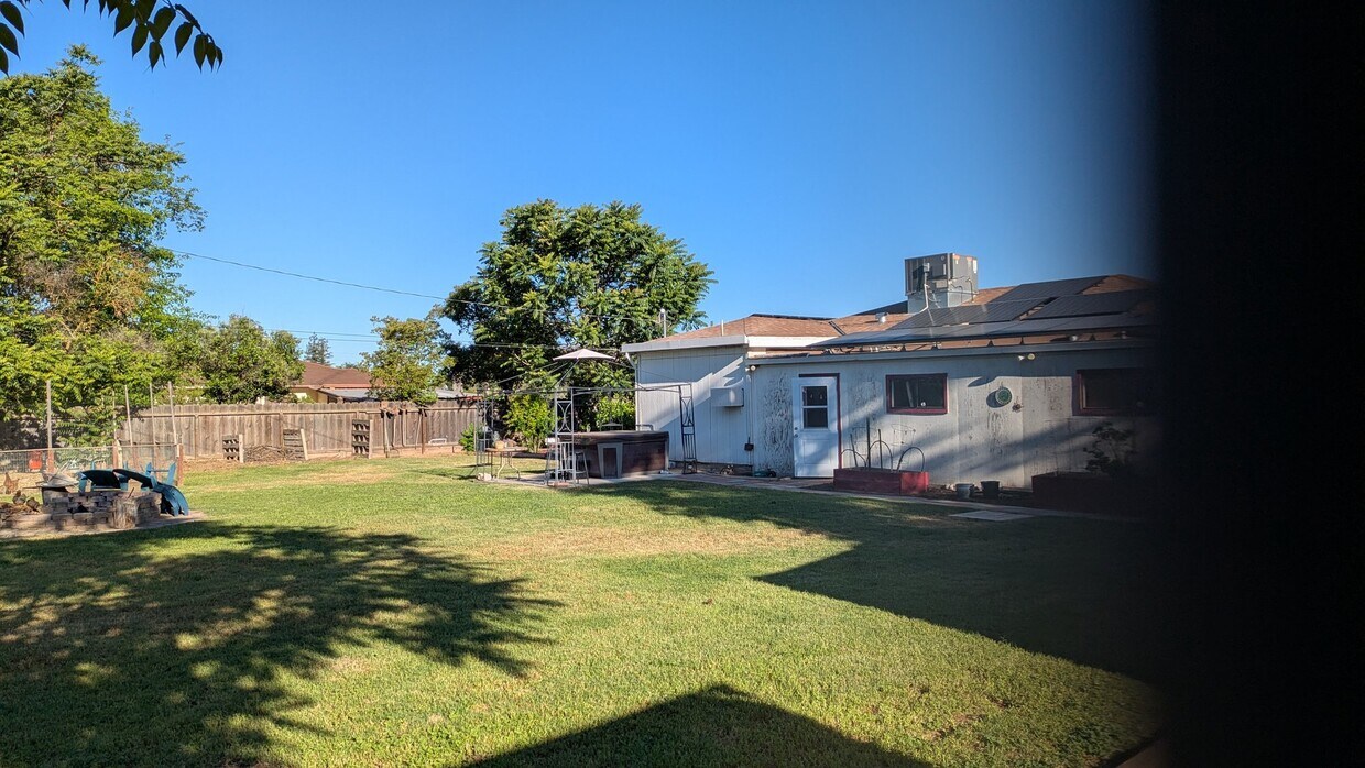 Foto del edificio - 4665 W Hedges Ave