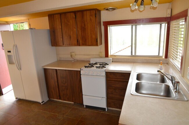 Building Photo - 1140 Shorewood Dr