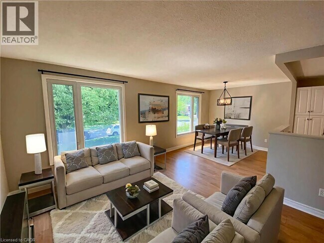 Photo du bâtiment - 92 Leaside Dr