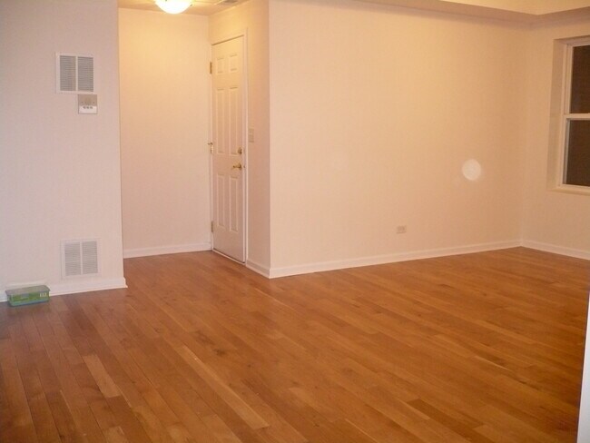 Building Photo - 6419 N Greenview Ave