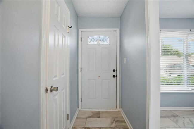 Building Photo - Stylish Townhouse in Prime VA Beach Location!