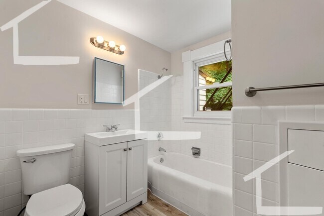 Foto del edificio - 136 Academy Hill Rd