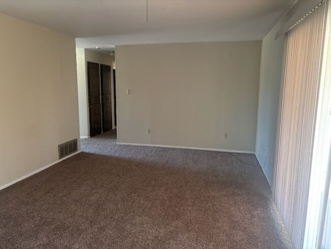 Building Photo - VERY NICE HOME IN THE RIDGECREST AREA. PETS NEGOTIABLE WITH OWNERS APPROVAL