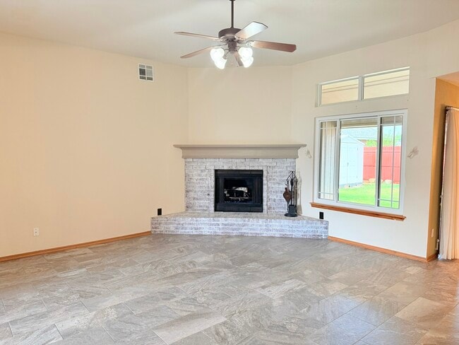 Building Photo - 700 Eastview Dr