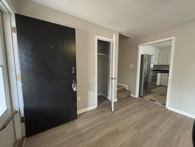 Building Photo - 3537 Ireland Dr