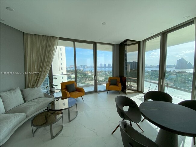 Foto del edificio - 18975 Collins Ave