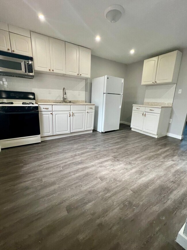Foto del edificio - Renovated 4-Bedroom Townhome in Germantown...