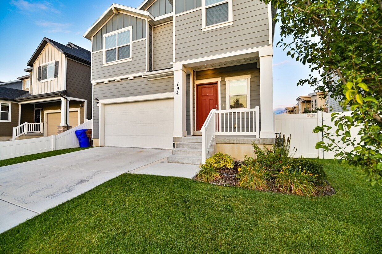 Primary Photo - Beautiful Home in Midvale!