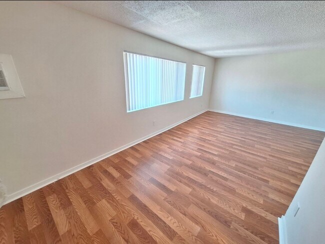 Foto del edificio - 6815 Kelvin Ave