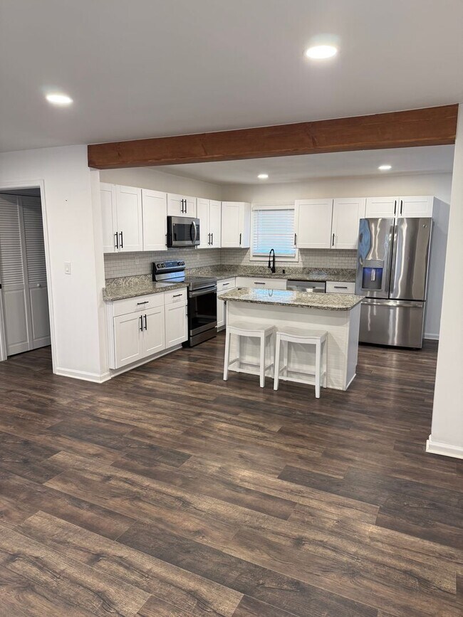 Foto del edificio - Updated Home near Waverly Park