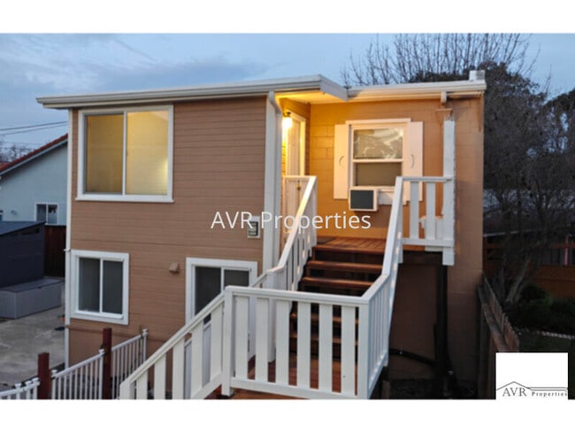 Foto del edificio - Private Elevated Studio with Full Kitchen, AC and Exclusive Laundry