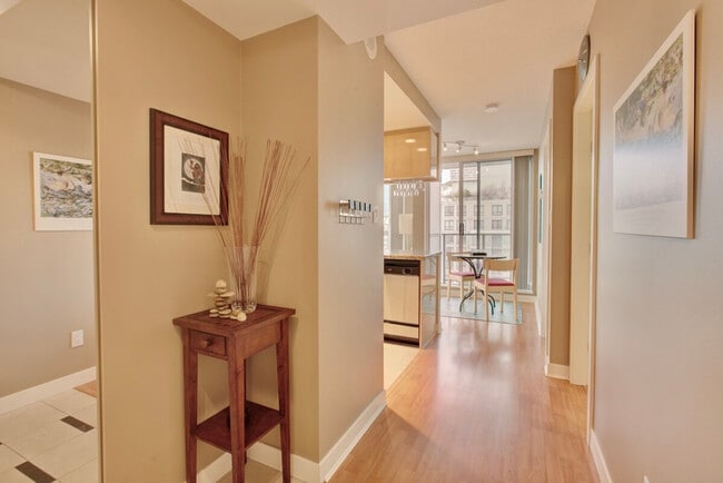 Photo du bâtiment - 1300 Pacific Blvd