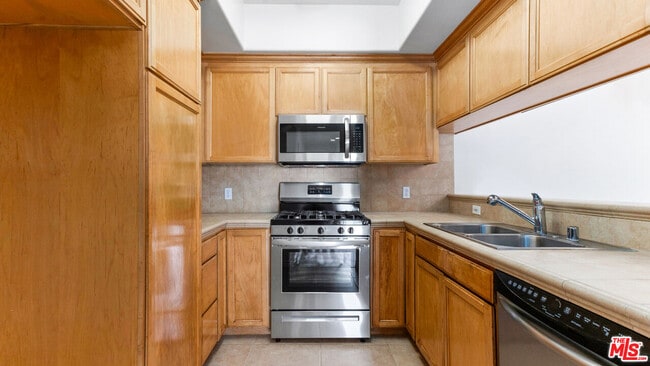 Foto del edificio - 3328 Oakhurst Ave