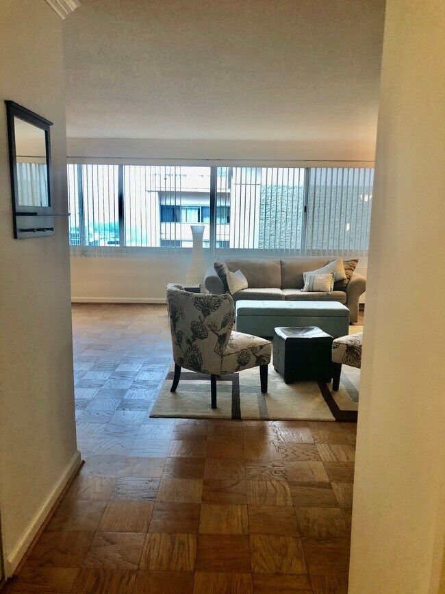 Impressively welcoming entry - 5500 Friendship Blvd Apartment