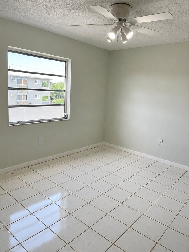 Foto del edificio - 6090 W Flagler St