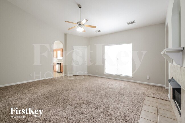 Building Photo - 4872 Longmeadow Dr