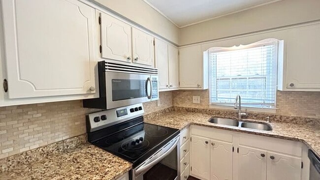 Foto del edificio - Rare Cross Creek 2 Bedroom-2.5 Bathroom Townhouse, Available NOW!