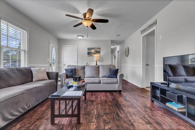Building Photo - 4637 Manchester Dr