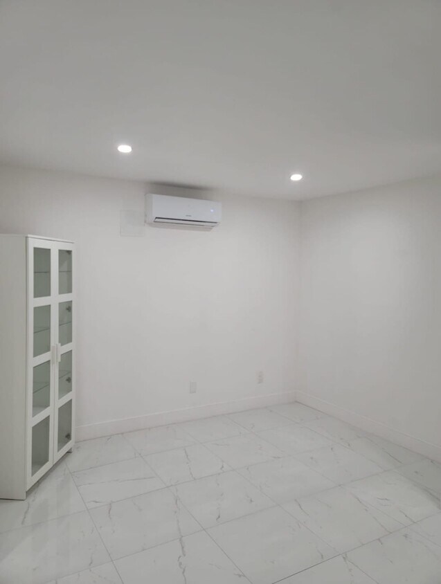 Foto del edificio - 7975 Crespi Blvd
