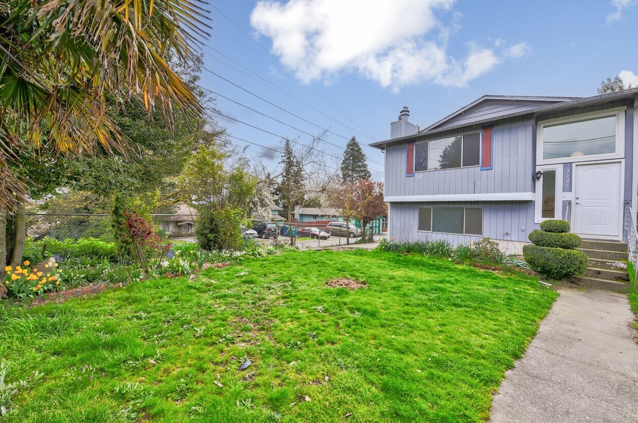 Foto principal - Charming 4 Bedroom 2 Bath single family ho...